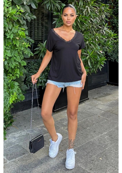 Kadın Siyah Önü ve Sırtı Dantel Süslemeli V Yaka, Kısa Kollu, Rahat Kesim, Salaş Bluz fiyatları