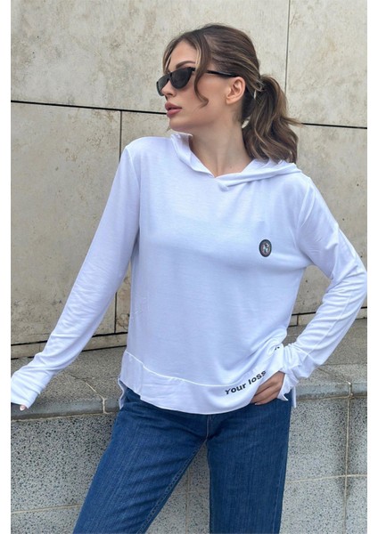 Kadın Beyaz Uzun Kol, Yırtmaç Detaylı, Arma ve Yazı Detaylı, Kapüşonlu Sweatshirt Bluz
