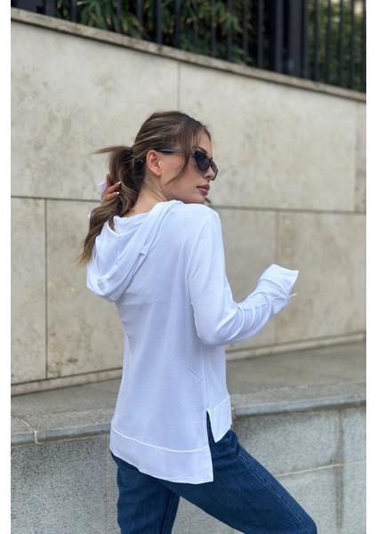 Kadın Beyaz Uzun Kol, Yırtmaç Detaylı, Arma ve Yazı Detaylı, Kapüşonlu Sweatshirt Bluz fiyatları