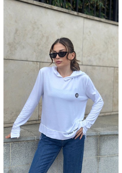 Kadın Beyaz Uzun Kol, Yırtmaç Detaylı, Arma ve Yazı Detaylı, Kapüşonlu Sweatshirt Bluz fırsatları