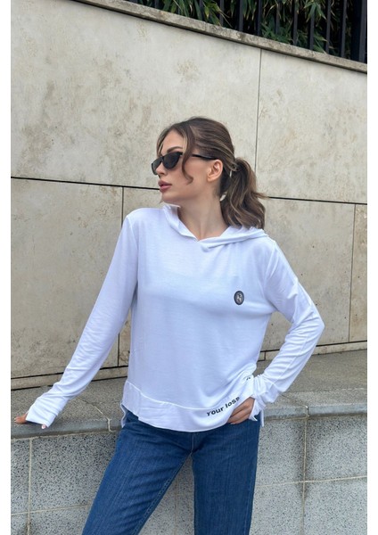 Kadın Beyaz Uzun Kol, Yırtmaç Detaylı, Arma ve Yazı Detaylı, Kapüşonlu Sweatshirt Bluz indirimleri