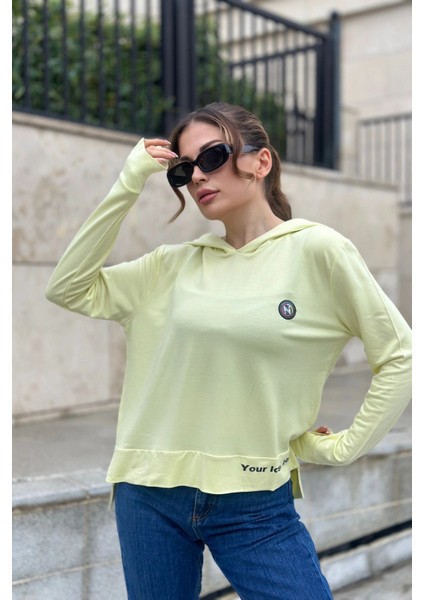 Kadın Fıstık Yeşil Uzun Kol, Yırtmaç Detaylı, Arma ve Yazı Detaylı, Kapüşonlu Sweatshirt Bluz