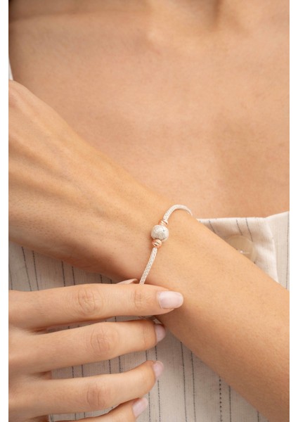 Kazaziye Işlemeli Elişi Rose Dorissa Gümüş Bileklik 4400