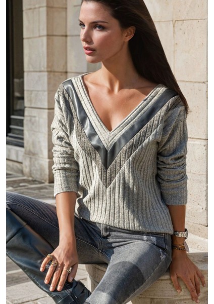 Gri V Yaka, Çift Şerit Detaylı, Triko Bluz