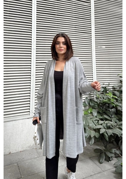 Kadın Gri Düz Şal Yaka, Uzun Kol, Düğme Detaylı Yırtmaçlı Yumuşak Dokulu Uzun Oversize Hırka