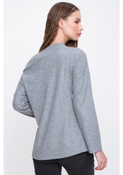 Kadın Gri Kayık Yaka Uzun Kol Omuz Dekolteli, Düğmeli Detaylı Regular Kesim Standart Boy Bluz fiyatları