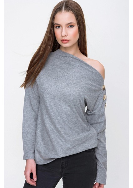 Kadın Gri Kayık Yaka Uzun Kol Omuz Dekolteli, Düğmeli Detaylı Regular Kesim Standart Boy Bluz modelleri