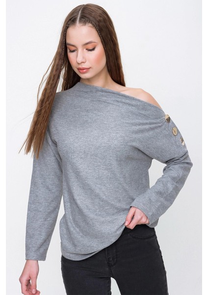Kadın Gri Kayık Yaka Uzun Kol Omuz Dekolteli, Düğmeli Detaylı Regular Kesim Standart Boy Bluz fırsatları