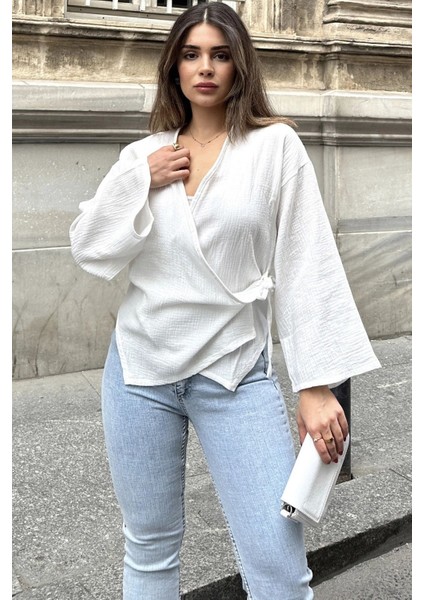 Kadın Beyaz Kruvaze Yaka, Çapraz Bağlamalı, Flare Kollu, Salaş Müslin Bluz modelleri