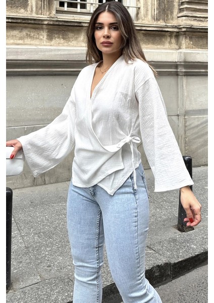 Kadın Beyaz Kruvaze Yaka, Çapraz Bağlamalı, Flare Kollu, Salaş Müslin Bluz indirimleri