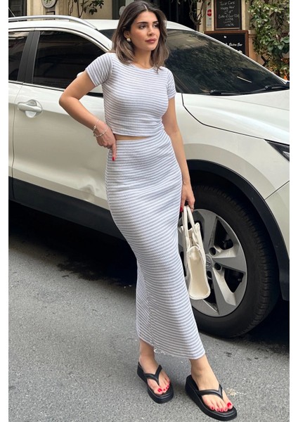 Kadın Gri Crop Bluz & Yırtmaçlı Kalem Etek - Çizgili Kaşkorse Alt Üst Takım fırsatları