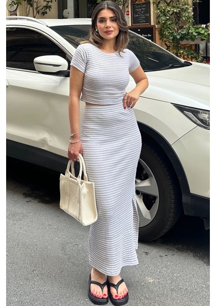 Kadın Gri Crop Bluz & Yırtmaçlı Kalem Etek - Çizgili Kaşkorse Alt Üst Takım indirimleri