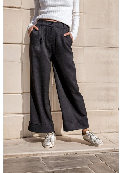 Siyah Yüksek Bel, Cepli ve Pileli, Geniş Paça Pantolon