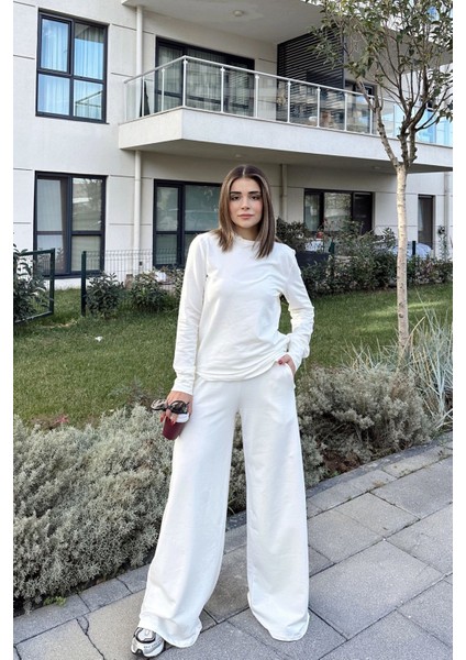 Kadın Beyaz Yuvarlak Yaka Sweatshirt & Bol Paça Beli Lastikli Pantolon - Rahat Alt & Üst Takım indirimleri