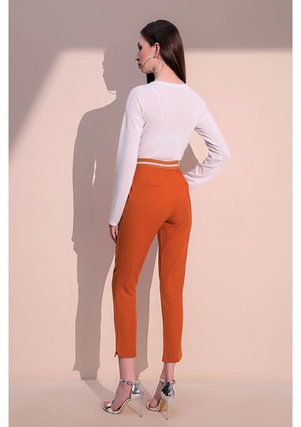 Kadın Kiremit Beli Lastikli Şerit Detaylı Arka ve Yan Cepli Kalem Pantolon indirimleri