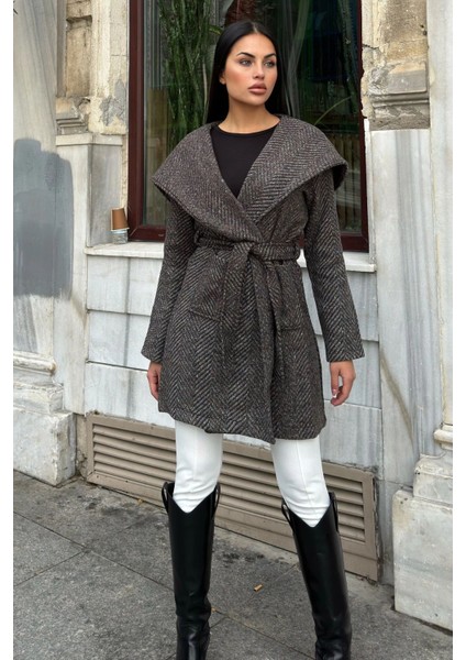 Kahve Balıksırtı Desenli, Kruvaze Yaka, Kapüşonlu, Kemerli Uzun Kaşe Kaban (Astarsız)