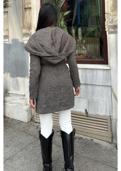 Kahve Balıksırtı Desenli, Kruvaze Yaka, Kapüşonlu, Kemerli Uzun Kaşe Kaban (Astarsız) fiyatları