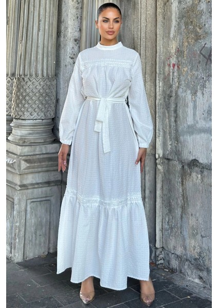 Beyaz Kuşaklı, Dantel Detaylı, Maksi Lotus Elbise