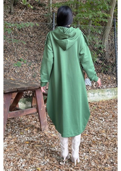Zümrüt Yeşil Kapüşonlu, Uzun Kol, Düğme Detaylı, Eteği Oval, Cepli, Uzun Oversize Salaş Elbise indirimleri