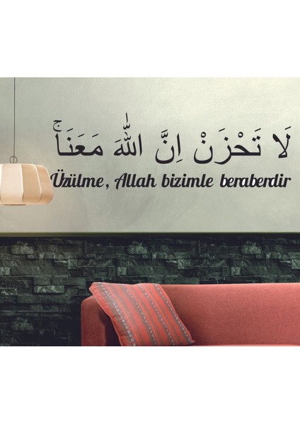 "üzülme Allah Bizimle Beraberdir" Arapça ve Türkçe Yazısı