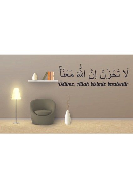 "üzülme Allah Bizimle Beraberdir" Arapça ve Türkçe Yazısı