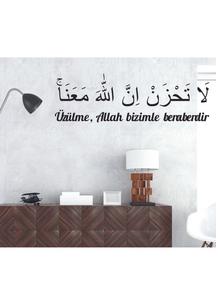 "üzülme Allah Bizimle Beraberdir" Arapça ve Türkçe Yazısı