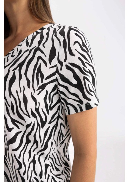Regular Fit V Yaka Zebra Desenli Kısa Kollu Tişört Z6456AZNS
