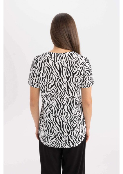 Regular Fit V Yaka Zebra Desenli Kısa Kollu Tişört Z6456AZNS