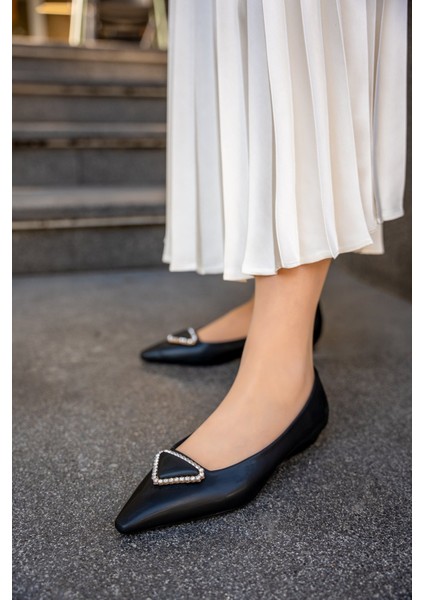 Polly Siyah Sivri Burun Taşlı Aksesuar Detaylı Kadın Babet