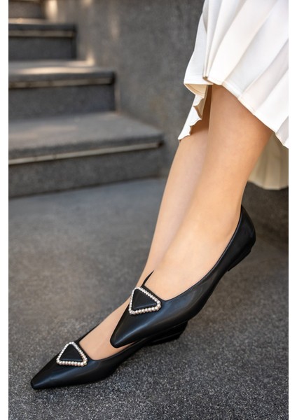 Polly Siyah Sivri Burun Taşlı Aksesuar Detaylı Kadın Babet fırsatları