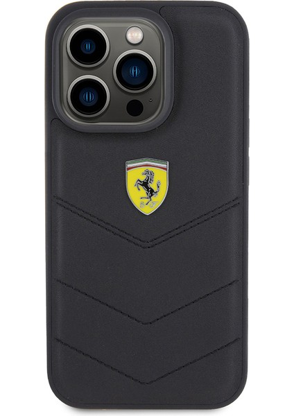 iPhone 15 Pro Kılıf Ferrari Orjinal Lisanslı Deri Dikişli Arka Yüzey Metal Logo Tasarımlı Siyah