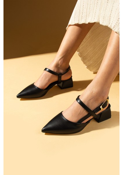 Sivri Burun Tek Bant Tokalı Kadın Topuklu Ayakkabı 71-431-25