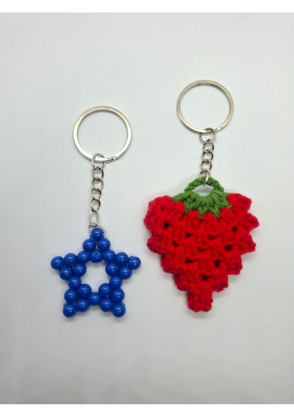 El Yapımı Mavi Yıldız Boncuk ve Örme Kırmızı Çilek 2'li Anahtarlık