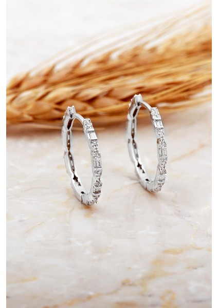 24 mm Baget Taşlı Tasarım Rodyumlu Gümüş Halka Küpe 7159