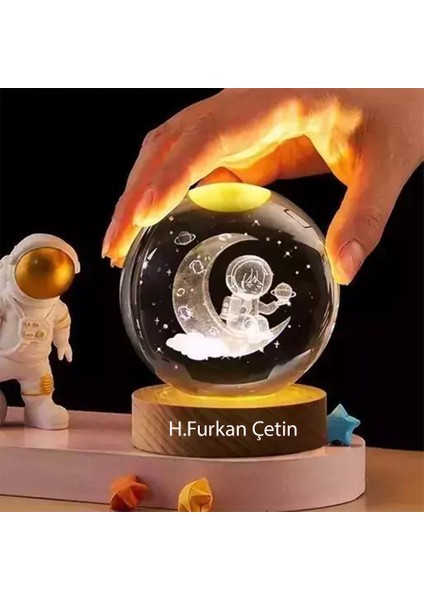 Kişiye Özel Işıklı Ahşap Kaideli Astronot Temalı Cam Küre 8*6 cm