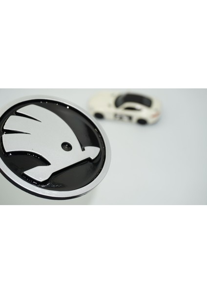 Skoda Ön Kaput 9cm Yeni Nesil Gri Siyah Logo Amblem