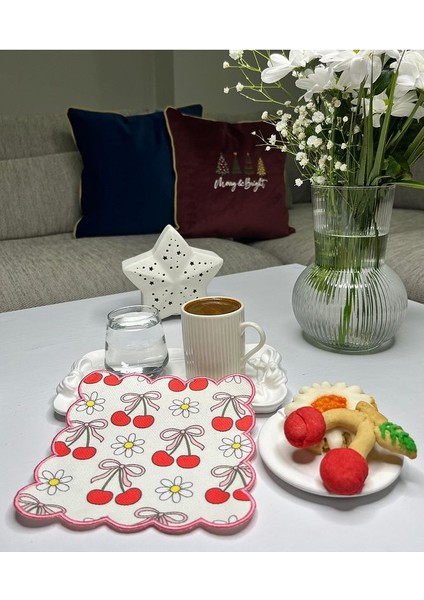 Vişneler, Kurdeleler ve Papatyalar Nakış Kenar Kokteyl Peçetesi 1 Adet