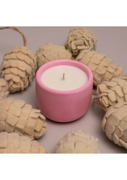 Pine Haven 130G Soya Mumu - El Yapımı Pembe Beton Kapta
