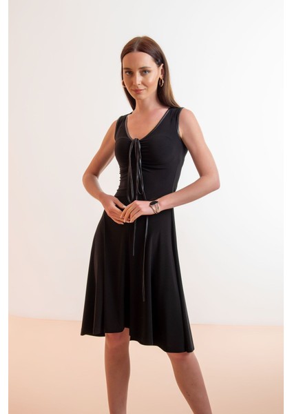 V Yaka Yaka Bağcıklı Kloş Kesim Elbise fırsatları