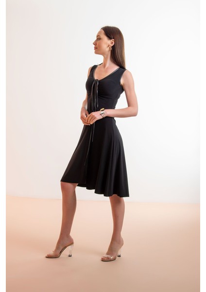 V Yaka Yaka Bağcıklı Kloş Kesim Elbise indirimleri