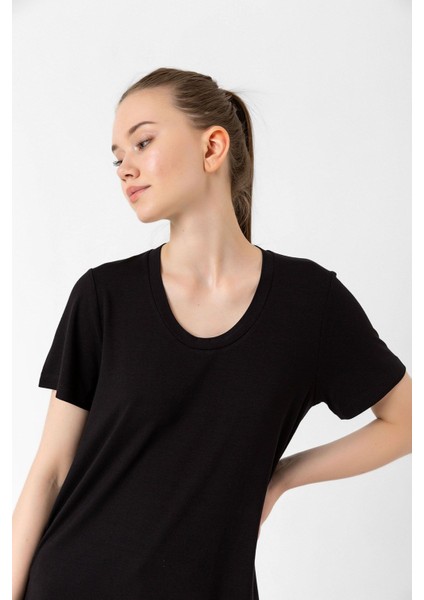 Viskon Yırtmaçlı Yuvarlak Yaka Regular T-Shirt
