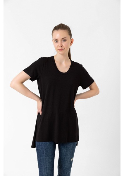 Viskon Yırtmaçlı Yuvarlak Yaka Regular T-Shirt