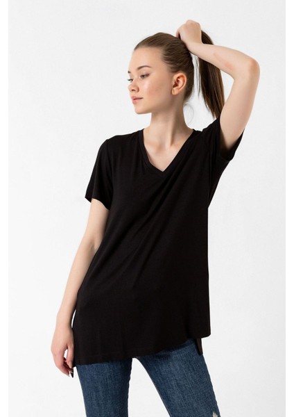 Viskon Yırtmaçlı V Yaka Regular T-Shirt