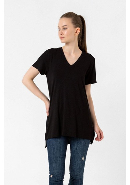 Viskon Yırtmaçlı V Yaka Regular T-Shirt