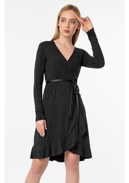 Kruvaze Kesim Volanlı Deri Kuşaklı Kruvaze Elbise