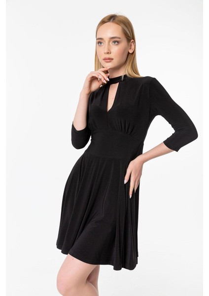 Yakada Büzgü ve Dekolte Detay Hareketli Etek Elbise