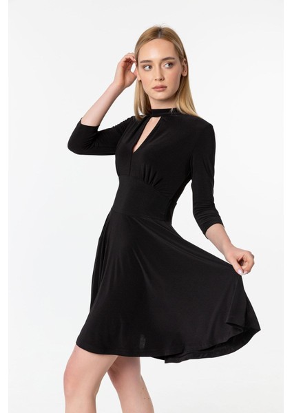 Yakada Büzgü ve Dekolte Detay Hareketli Etek Elbise fiyatları