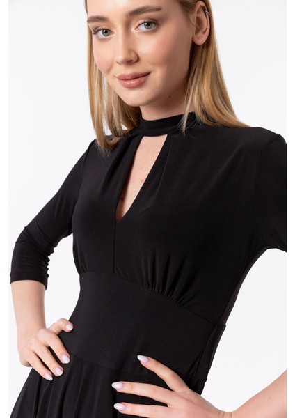 Yakada Büzgü ve Dekolte Detay Hareketli Etek Elbise fırsatları