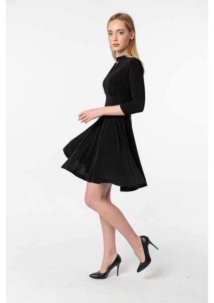 Yakada Büzgü ve Dekolte Detay Hareketli Etek Elbise indirimleri