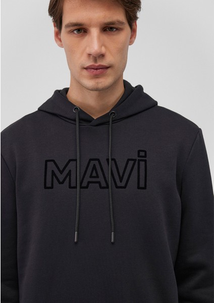Mavi Logo Baskılı Kapüşonlu Siyah Sweatshirt 0610941-900